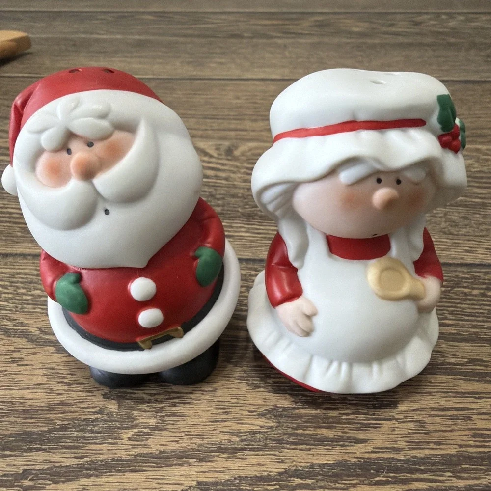 Santa & Mrs Claus 1984 Fabrizio Ceramic Salt & Pepper Shaker Set w/ stoppers!